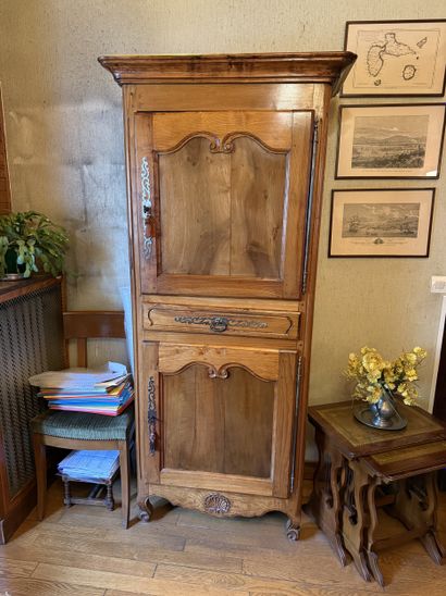 BONNETIERE in molded fruitwood decorated...