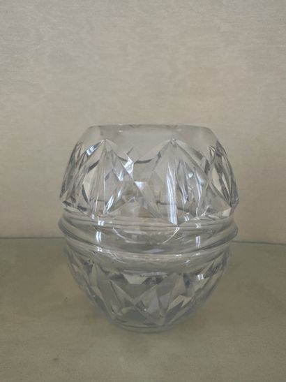 Cristallerie de BACCARAT. Thick crystal ovoid...