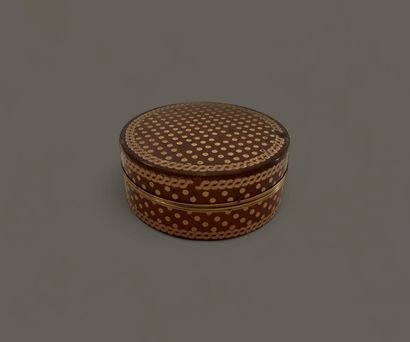 Round bakelite box piqué with small gilded...