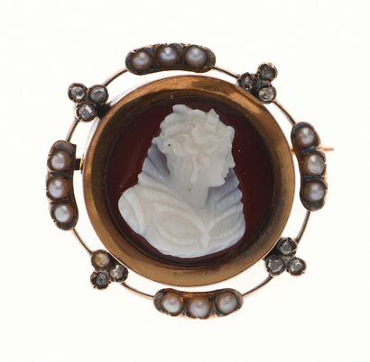 Broche ancienne
centrée d’un camée sur agate...