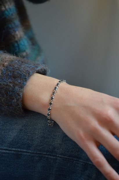 Bracelet 
en or blanc 18K 750°/°° serti de...