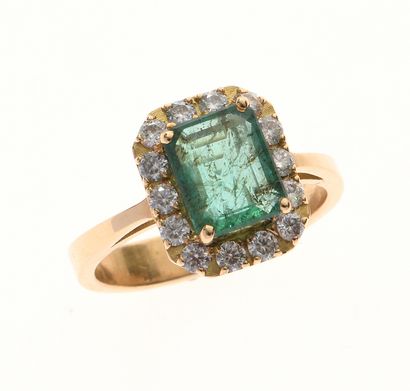 Bague
en or jaune 18k 750°/°° de forme rectangulaire...