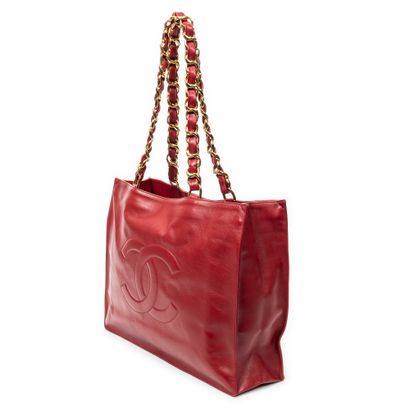 CHANEL
Flat tote bag in red leather with...