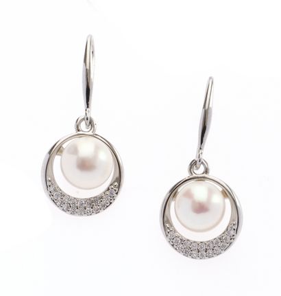 Paire de pendant d'oreilles
en métal, perles...