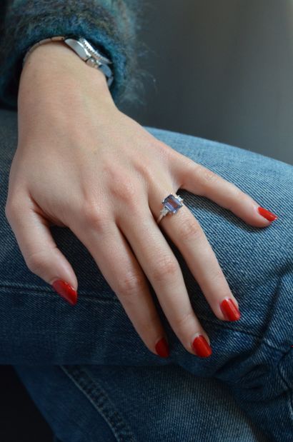 Bague
en or blanc 18k 750°/°° centrée d'une...