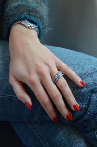 Bague jonc 
en or jaune 18k 750°/°° ornée...