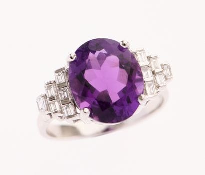 Bague 
en or gris 18k 750°/°° ornée d'une...