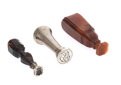 Set of CACHETS including: 
- Agate CACHET....