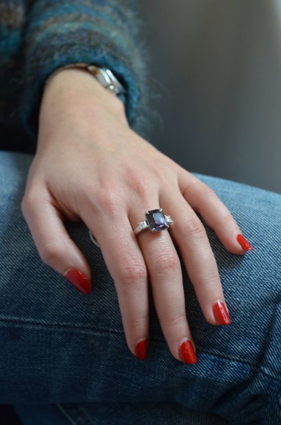 Bague
en or blanc 18k 750°/°° ornée d'un...