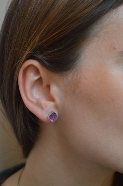 Paire de boutons d'oreilles
 en or blanc...
