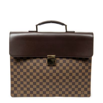 LOUIS VUITTON
Sacoche modèle 