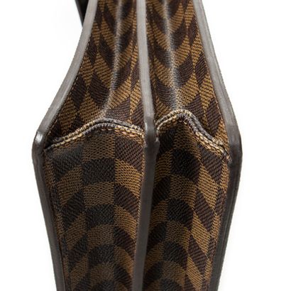 LOUIS VUITTON
Sacoche modèle 