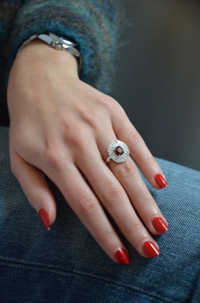 Bague Pompadour
en or blanc 18k 750°/°° centrée...