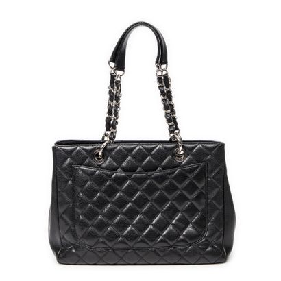 CHANEL
Sac cabas en cuir matelassé et grainé...