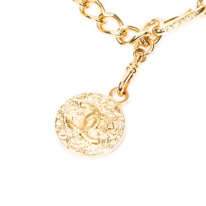 CHANEL 
Double C medallion belt in gilt metal....