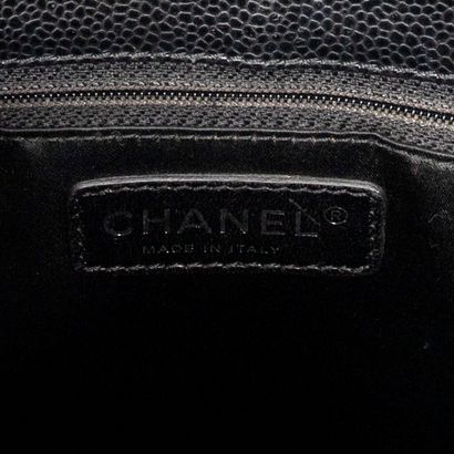 CHANEL
Sac cabas en cuir matelassé et grainé...