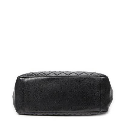 CHANEL
Sac cabas en cuir matelassé et grainé...