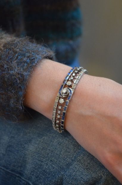 Grand Bracelet 
en or gris 18k 750°/°° centré...