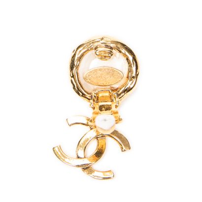 CHANEL
Ear clips in gold-plated metal and...