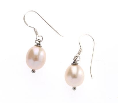 Paire de pendants d'oreilles 
en argent et...