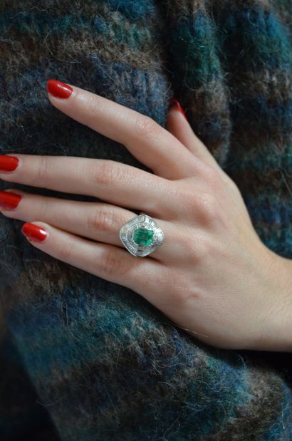 Bague 
en platine 900°/°° ornée d'une émeraude...