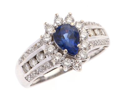 Bague 
en or gris 18k 750 °/°° centrée d'un...