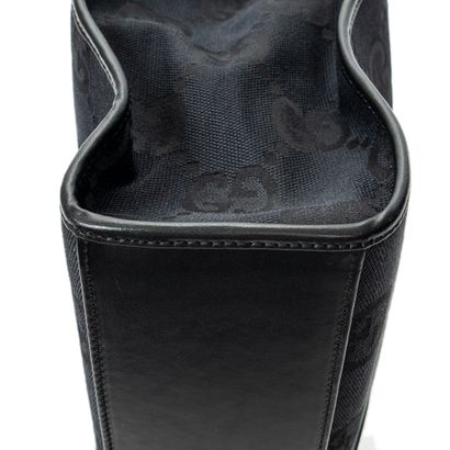 GUCCI 
Sac modèle 