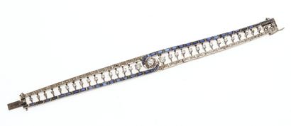 Grand Bracelet 
en or gris 18k 750°/°° centré...