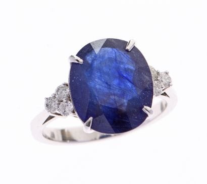 Bague
en or gris 18k 750°/°° ornée d'un important...