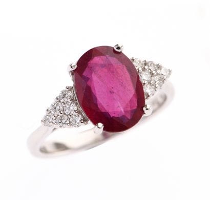 Bague 
en or blanc 18k 750°/°° centrée d'un...