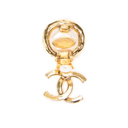 CHANEL
Ear clips in gold-plated metal and...