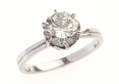 Bague solitaire
en or gris 18K 750°/°° ornée...