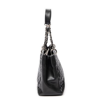 CHANEL
Sac cabas en cuir matelassé et grainé...