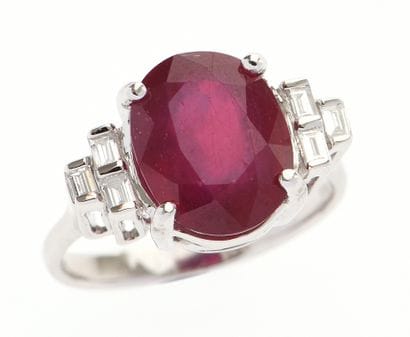 Bague 
en or gris 18k 750°/°° centrée d'un...