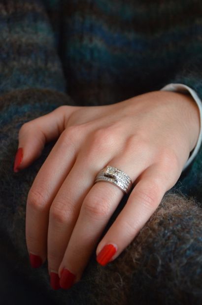 Bague
en or gris 18k 750 °/°° sertie au centre...
