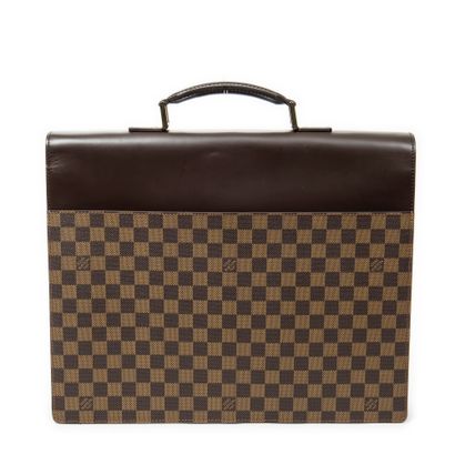 LOUIS VUITTON
Sacoche modèle 