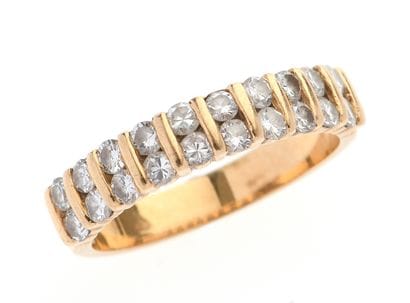 Demi-alliance
en or jaune 18k 750°/°° sertie...