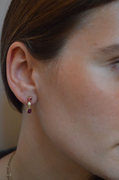 Paire de pendants d'oreilles
en or jaune...
