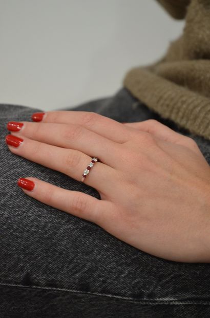 Demi-alliance
en or blanc 18k 750°/°° alternant...
