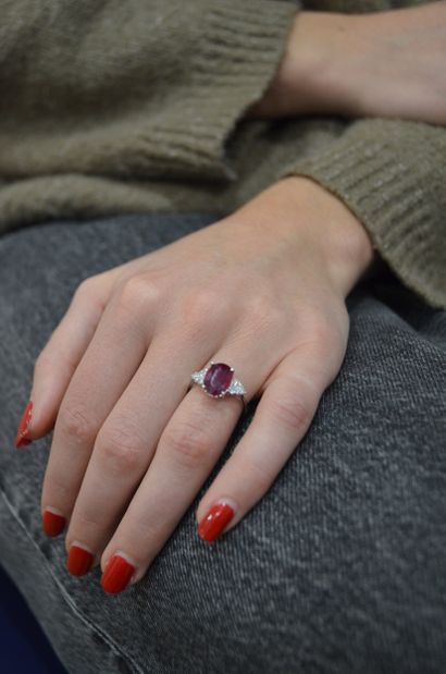 Bague 
en or blanc 18k 750°/°° centrée d'un...