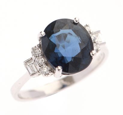 Bague 
en or blanc 18k 750°/°° centrée d'un...