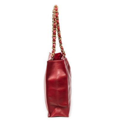 CHANEL
Flat tote bag in red leather with...