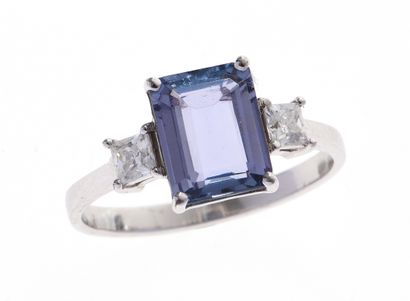Bague
en or blanc 18k 750°/°° centrée d'une...
