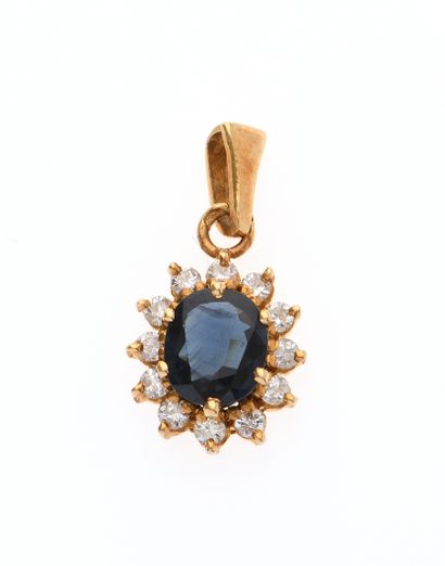 Pendentif
en or jaune 18k 750°/°° centré...
