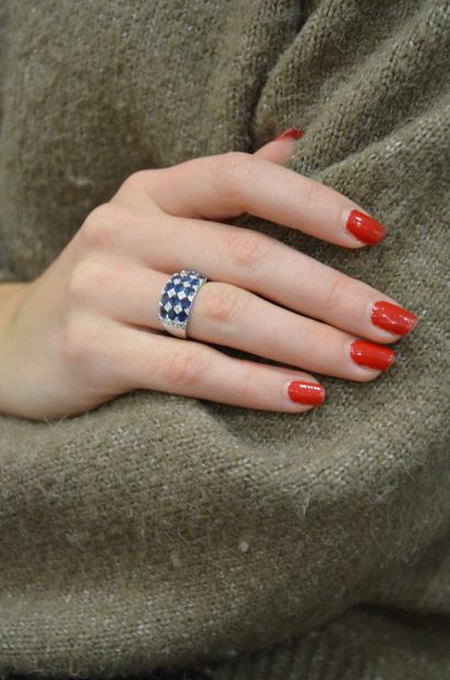 Bague jonc
à motif de damier en or gris 18k...