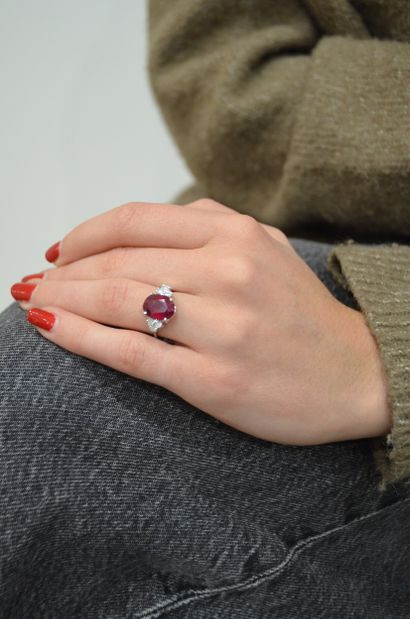 Bague 
en or gris 18k 750°/°° centrée d'un...
