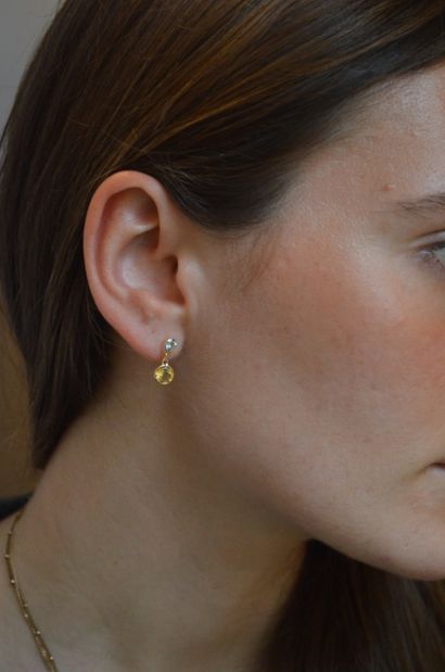 Paire de pendants d'oreilles
en or jaune...