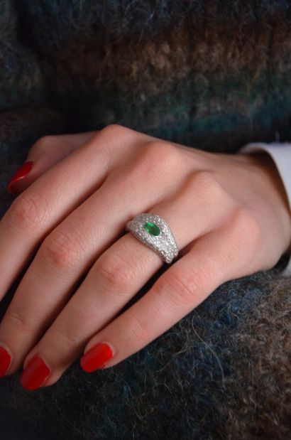 Bague
en or blanc 18k 750°/°° formée de deux...