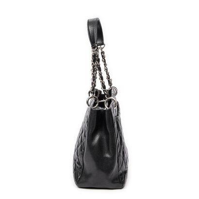 CHANEL
Sac cabas en cuir matelassé et grainé...