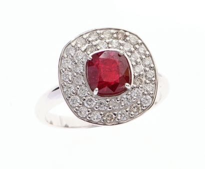 Bague Pompadour
en or blanc 18k 750°/°° centrée...